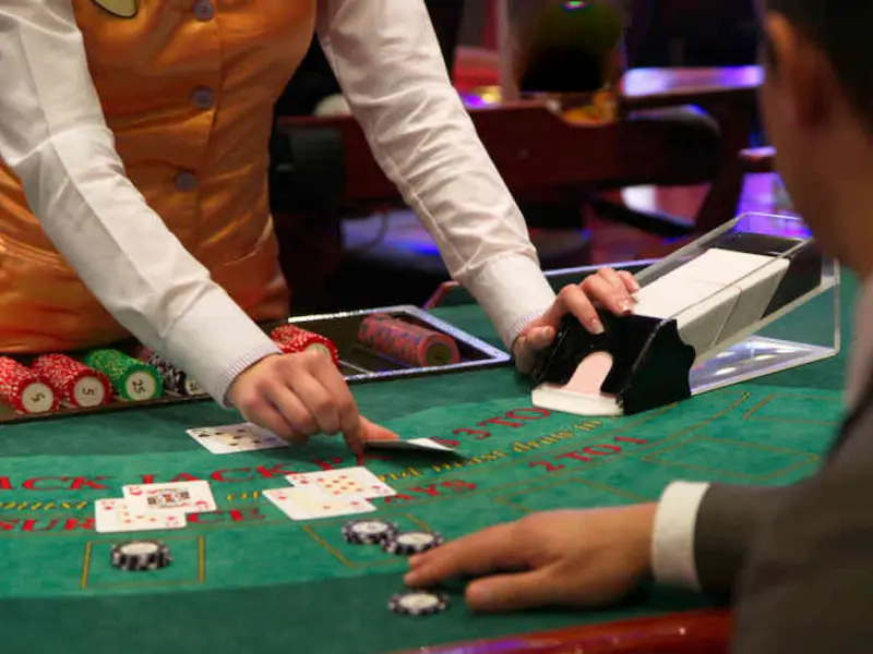 Trong Casino Dealer Cần Đáp Ứng Yêu Cầu Gì?